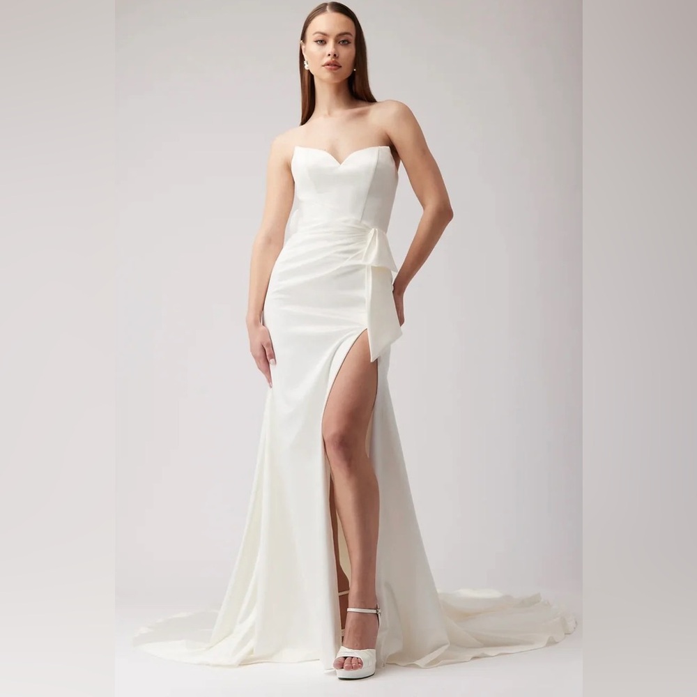 Elegant Ivory Strapless Wedding Dress luxurious satin fabric. Size 18.   Q55
